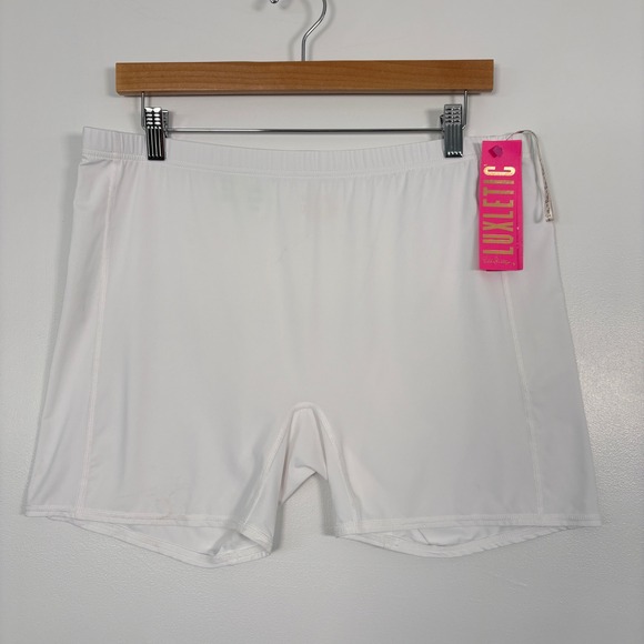 Lilly Pulitzer Pants - NWT Lilly Pulitzer Womens Luxletic Shorts XL White Frida Scallop Polo DressLiner